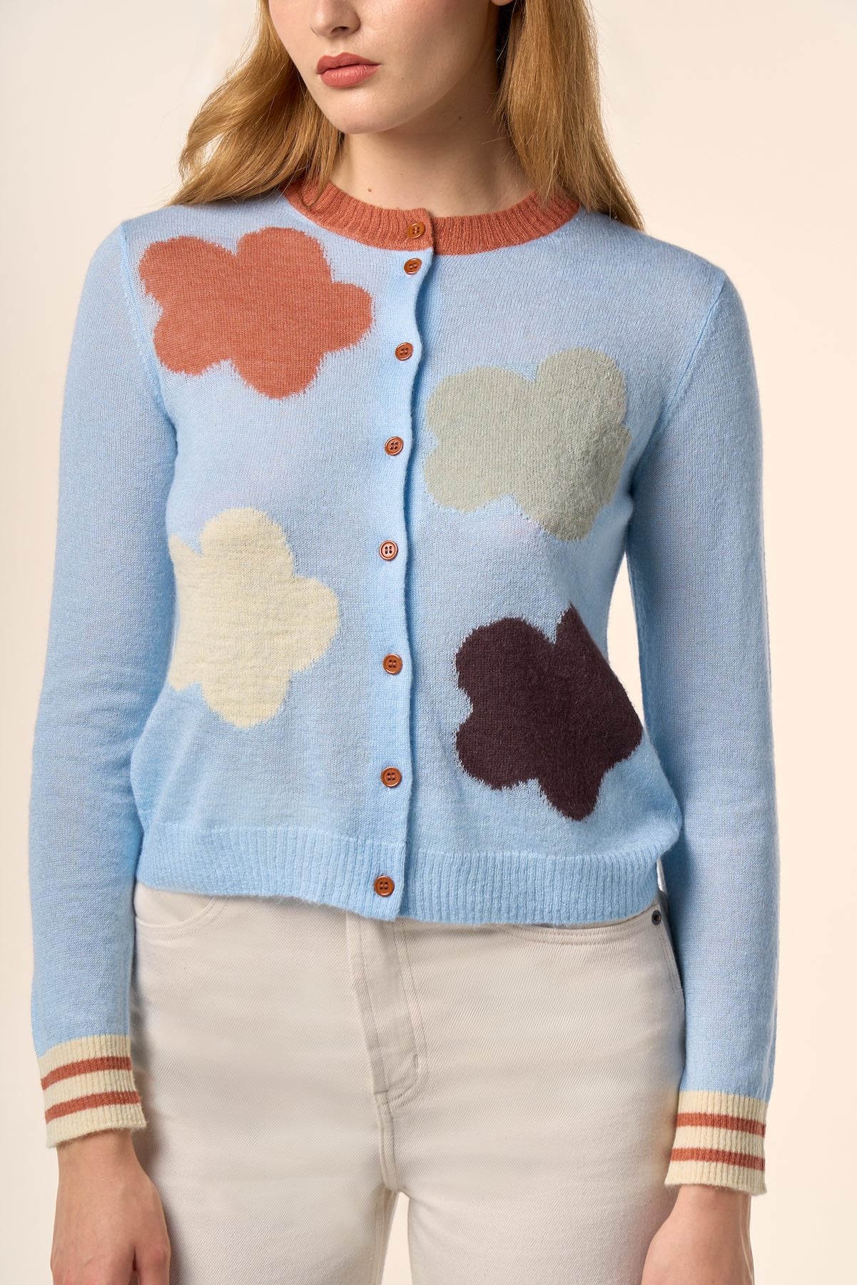 Cardigan bleu ciel en maille, manches longues, boutons contrastés et motifs nuages multicolores — Pote aux Roses Paris
