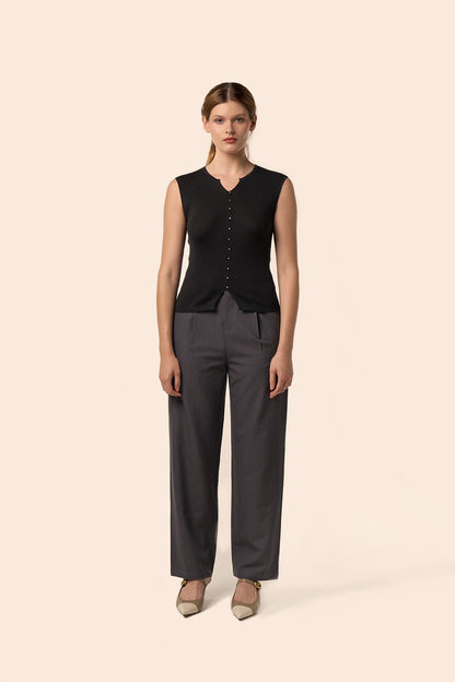 Top noir sans manches en maille côtelée, encolure légèrement ouverte et boutons ton sur ton, porté avec un pantalon gris anthracite — Pote aux Roses Paris