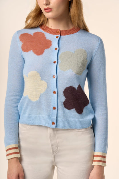 Cardigan bleu ciel en maille, manches longues, boutons contrastés et motifs nuages multicolores — Pote aux Roses Paris
