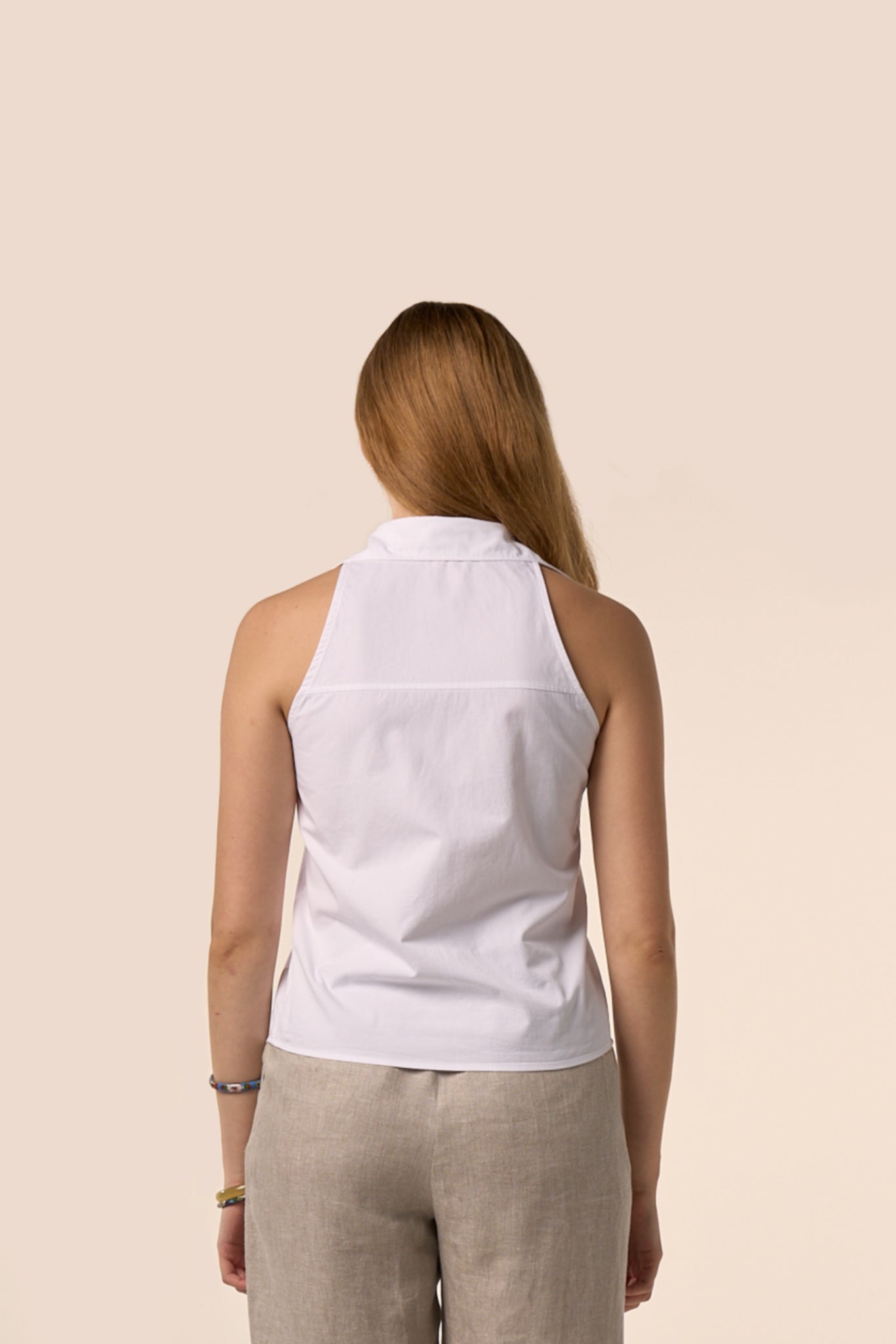 Dos de la chemise blanche sans manches à col classique, empiècement au dos et coupe légèrement ajustée — Pote aux Roses Paris