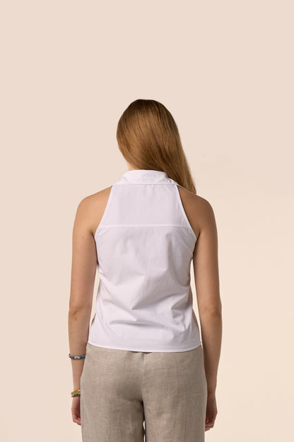 Dos de la chemise blanche sans manches à col classique, empiècement au dos et coupe légèrement ajustée — Pote aux Roses Paris