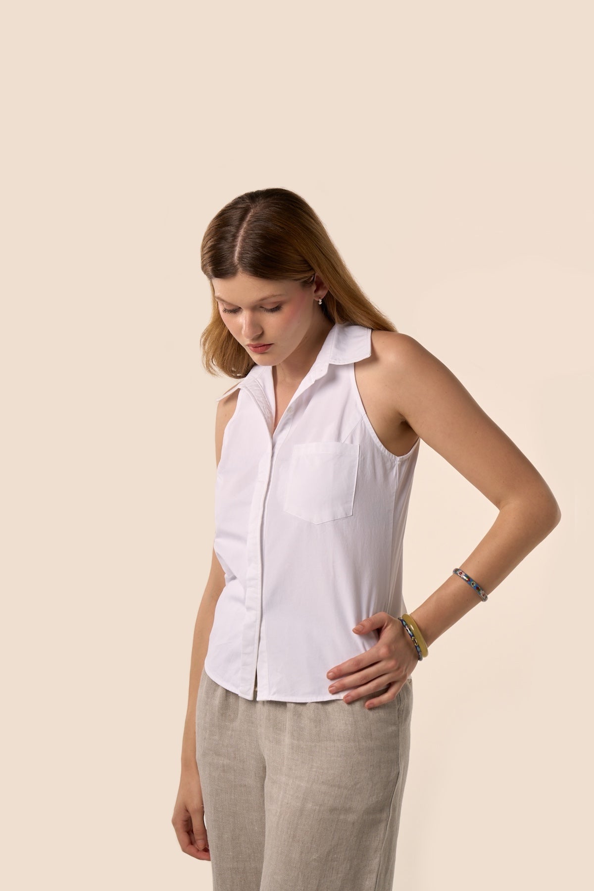 Chemise sans manches blanche avec col chemisier et poche poitrine, coupe ajustée - Pote aux Roses Paris