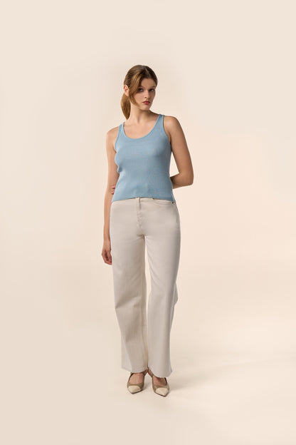 Top sans manches bleu ciel en maille côtelée à encolure ronde, porté avec un pantalon blanc - Pote aux Roses Paris